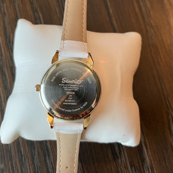 Hello Kitty Watch, Gold Crystals, White Band - Picture 4 of 10